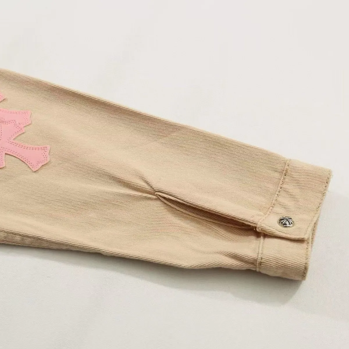 P270 💰 Chrome Hearts丨Chrome Hearts 25ss Cherry Blossom Pink Leather Jacket - WorkDog Pink Leather Jacket, a timeless workwear series. The fabric is made of custom-woven high-density canvas, which took more than two months. It was subsequently lightly coated to give the whole body a glossy look~ Zero color difference was achieved, and the texture details of the fabric were all in place! The crosses of the accessories are all genuine sheepskin, hand-stitched! The actual texture is better, the upper body is stiff, and it is OK for both men and women. Color: Khaki Size: S-M-L-X